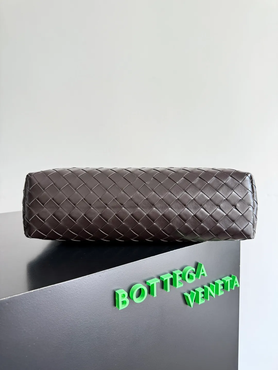 Batch 2520 BOTTEGA VENETA Bottega Veneta's 2025 new men's Intrecciato woven soft briefcase, the advanced version of the briefcase is officially launched. The classic calfskin weave has a gentle and generous style, which not only reduces the seriousness of work but also reflects taste. The large-capacity design takes into account the need of many men to go out to work, reducing the trouble of carrying multiple bags when going out. Small items such as computers and pens are all stored at once. The bag body is equipped with detachable shoulder straps on both sides, so one bag can be carried multiple times, reducing the burden on shoulders. Style number: 815783 Size: 39*33.5*8.5cm